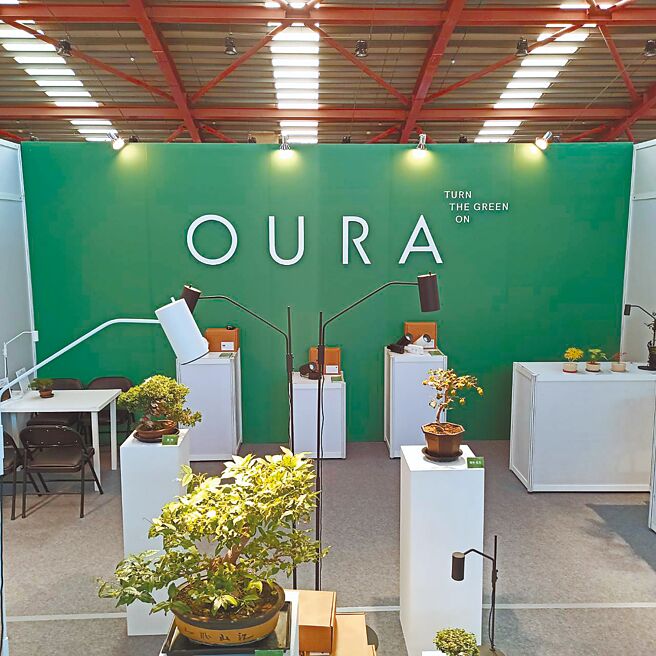 OURA在2022华风展场内展出各种不同的OURA植物照护灯具，让植栽初心者能轻松享受植栽室内照护的乐趣。	图／龙鼎科技提供