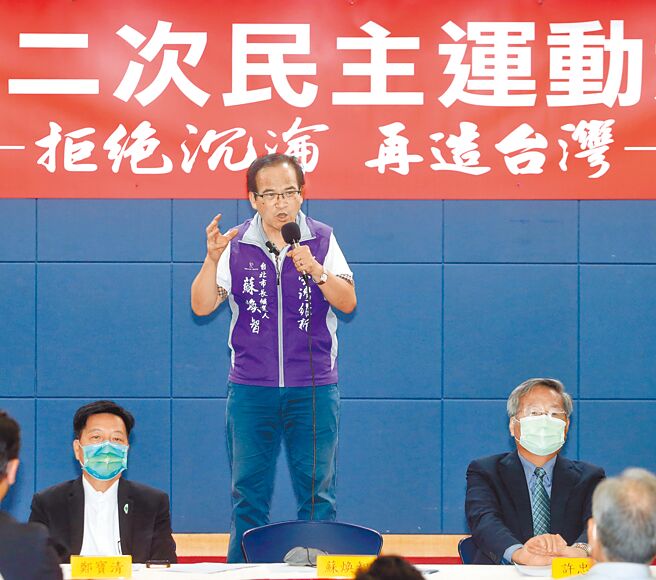 由无党籍台北市长参选人苏焕智（中）、桃园市长参选人郑宝清（左）和台南市长参选人许忠信（右）等人发起的「台湾二次民主运动连线」，9月30日成立。（赵双杰摄）