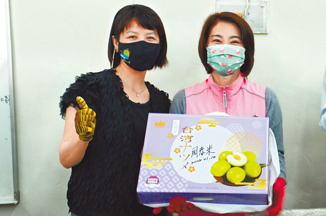 民进党屏东县长参选人周春米（右）行销屏东农产不遗余力，并抛出农业政见，力推产业加值。（林和生摄）