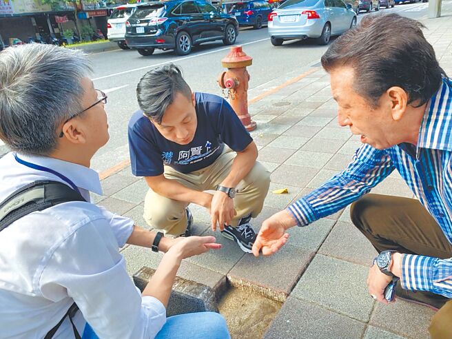 北市議員李明賢（左二）發現，許多舊的人行道鋪面已破損，並形成高低落差造成行人通行危險，又容易積水，除整體不美觀也影響通行。（李明賢辦公室提供／游念育台北傳真）