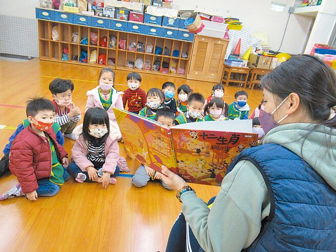 针对议员认为寒暑假开办课后留园公幼少，教保员也不足问题，新北市教育局回应，会研议奖励机制，鼓励延长课后留园周数，并持续扩展人力资源。（新北市教育局提供／陈慰慈新北传真）