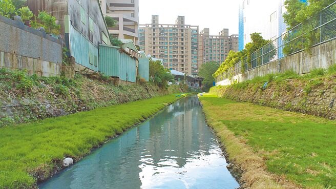 芦洲鸭母港沟上游歷时6个月整治，9月底完成新设子沟、抽排水设施及渠底绿美化工程。（新北市水利局提供／陈慰慈新北传真）