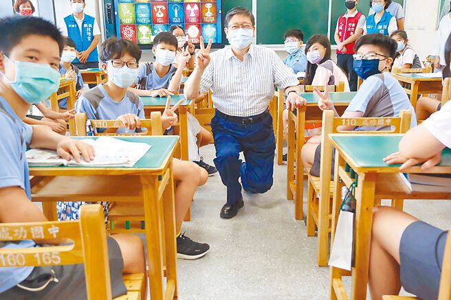 新竹县长杨文科（中）上任近4年减债135亿，让债务不留子孙。（新竹县政府提供／邱立雅竹县传真）