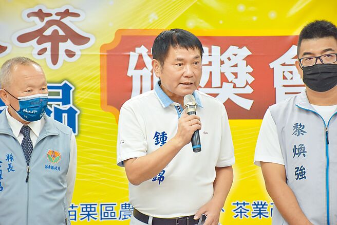 苗栗縣長參選人鍾東錦（中）強調他與縣長徐耀昌府會關係融洽，不像徐定禎與頭份市代會水火不容。（謝明俊攝）