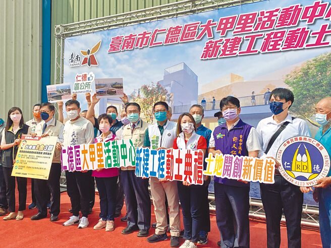 台南市仁德區大甲里活動中心歷經12次流標，第13次招標終於順利發包，台南市長黃偉哲（前排左五）及5名南關線市議員到場見證。（曹婷婷攝）