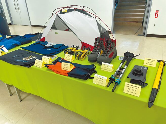 高雄市消防局配合消防署「强化灾害防救志工救灾协勤量能中程计画」，今年採购山域、水域救援装备及器材，分发到7个灾害防救团体。（洪靖宜摄）