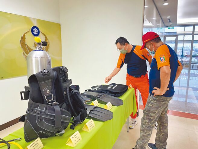 高雄市消防局採购救援装备及器材，灾害防救团体成员讨论各种新器材。（洪靖宜摄）