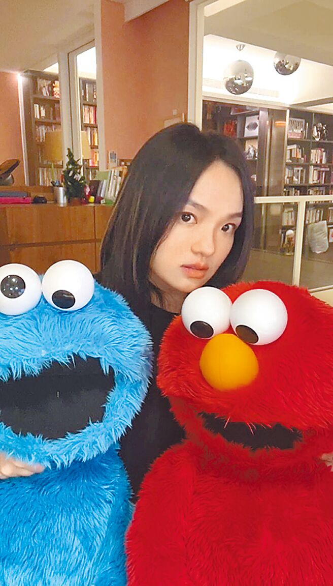 徐佳瑩日前抱著2個大玩偶開直播。（亞神音樂提供）