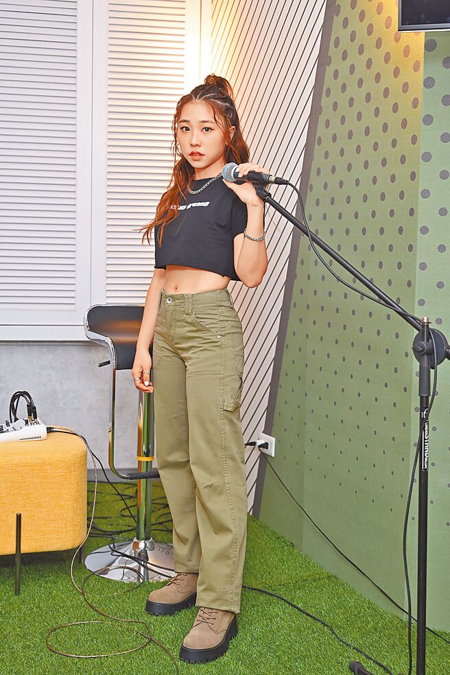 艾薇前晚在直播開唱，用心翻唱多首熱門夯曲。（環球音樂提供）