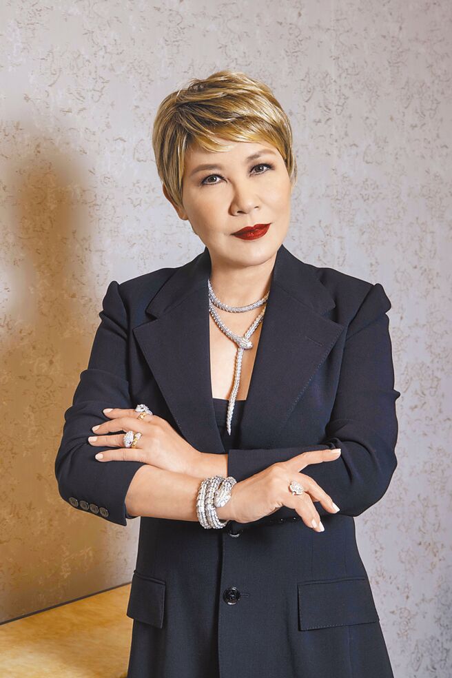 歌手黄小琥以黑色套装搭配宝格丽Serpenti系列钻石套组，展现巨星风范。（BVLGARI提供）