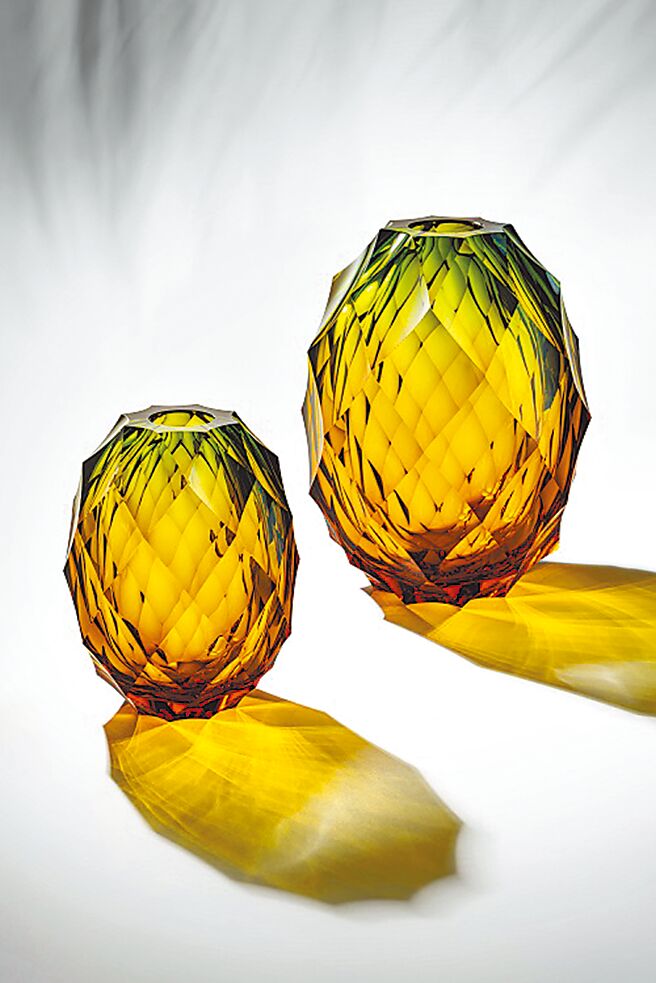 摩瑟水晶展中「黄金锋芒」造型让人联想到凤梨吉祥旺来，价格店洽。（国裕提供）