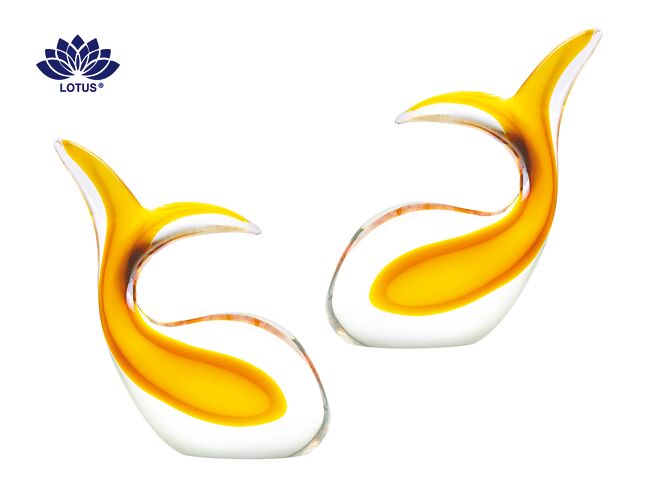 旺代「逍遥-琥珀（2入）」手工玻璃吹制，丰富居家摆设创意，适合当结婚贺礼，定价2万3200元，周年庆特价9280元，限量5组。（旺代提供）