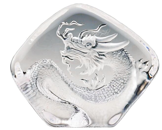 居礼名店代理的法国巴卡拉水晶「水晶龙」是幸福图腾的梦幻之作，价格店洽。（摘自官网）