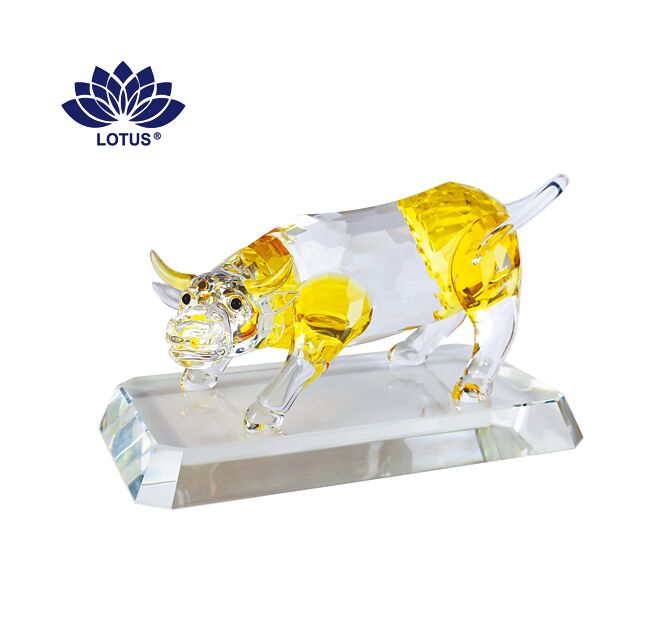 旺代的「小牛行大运牛来转运（含底座）」喜气满满，可安稳置于平面。定价9880元。周年庆8折，满5000元现抵500元。（旺代提供）