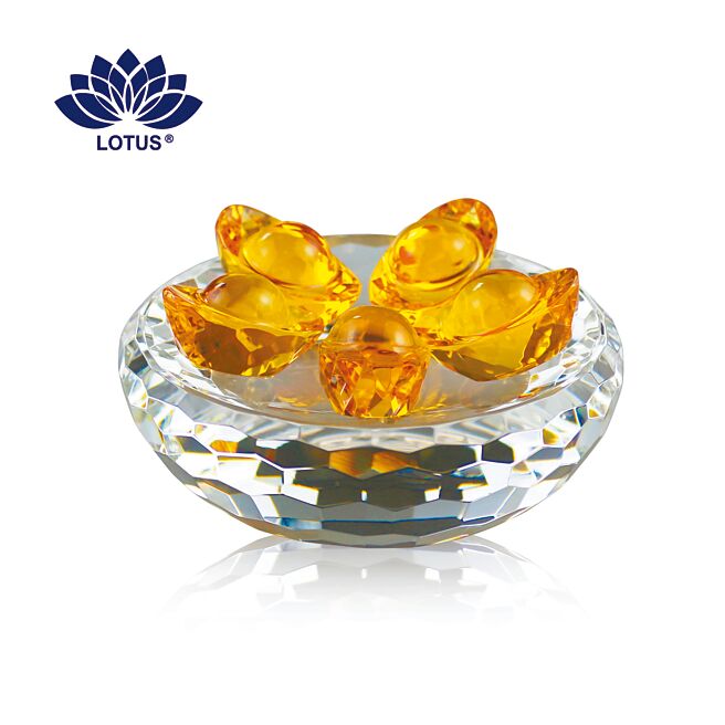 旺代的「黄金小元宝5个+金窝底座」5个黄澄澄的水晶玻璃元宝稳坐金窝底座，有开运、招财、纳福的美好寓意。定价8800元，周年庆特价5800元。（旺代提供）