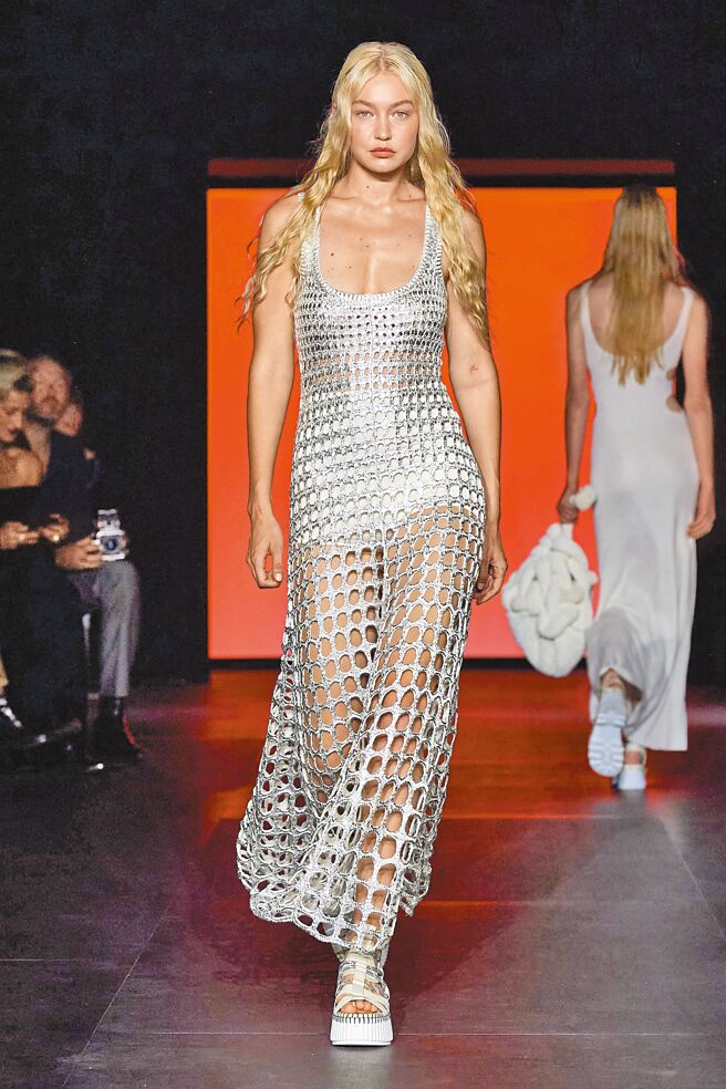 超模吉吉哈蒂德穿上一袭透视装，性感演绎Chloe 2023春夏大秀。（Chloe提供）