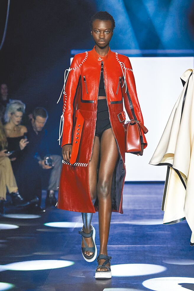 Chloe 2023春夏系列是品牌探讨气候变迁解决方案的第二篇章，本季以核融合能源为核心。（Chloe提供）