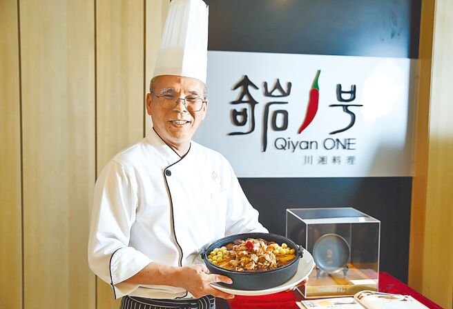 「奇岩一号」北投店行政主厨李昭明不断创新打造经典菜单。（陈俊吉摄）