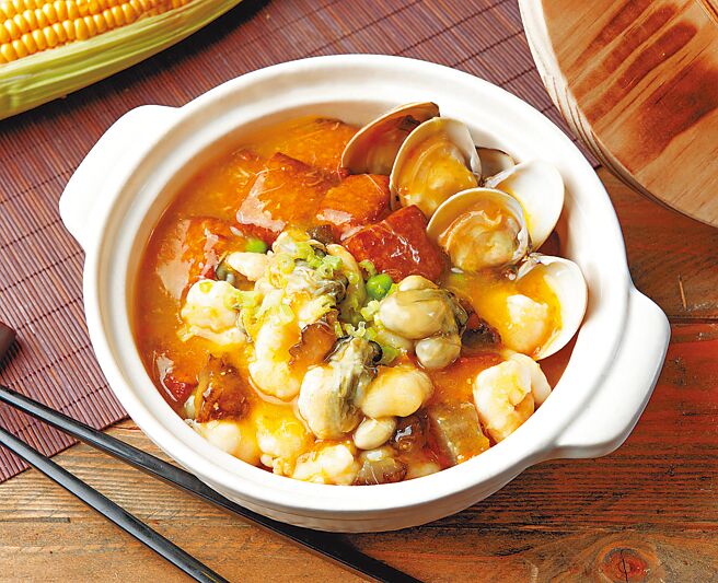 海鲜豆腐煲匯聚了山珍海味玉馔之美，是除了经典菜色外不可不吃的一道菜，580元。（大地酒店提供）