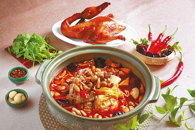 大地酒店天府冒鸭锅採用宜兰樱桃鸭，爱吃辣的人品尝后绝对唇齿留香，尾牙春酒宴推荐加点，2680元。（大地酒店提供）