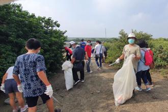 台南學甲濕地淨灘 清出上百公斤垃圾