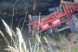 印度農用拖拉車墜潭 至少27死30傷