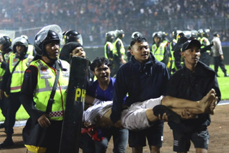 印尼足球賽暴動釀上百死 分析：球場球隊管理不善