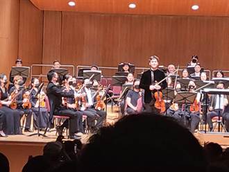 小提琴家比爾曼演出斷弦 樂團首席姜智譯神救援