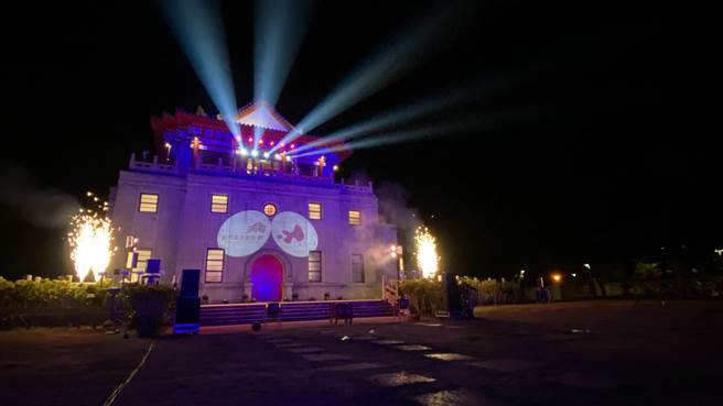 绚烂的灯光秀照亮整座莒光楼，为接续的精采表演暖场(于家麒摄)