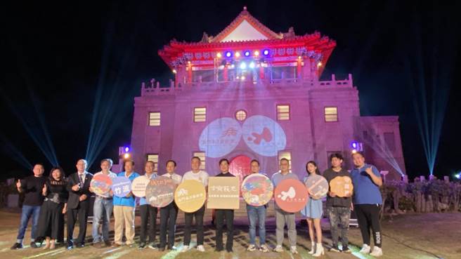 县长杨镇浯与各界贵宾合影留念，为2022金门海洋艺术季揭开序幕(于家麒摄)