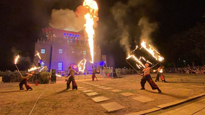 「即将成真」火舞表演压轴登场，全场观眾心中热情的火焰瞬间引燃，HIGH翻全场、惊叫连连(于家麒摄)