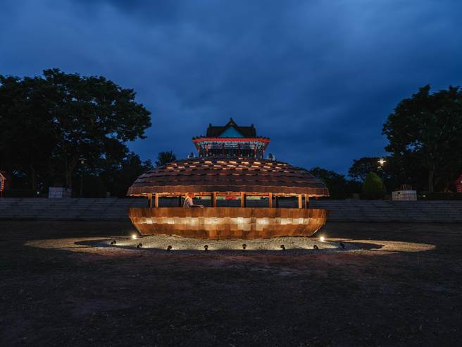 2022年金门海洋艺术季选定金城镇区域内6个具有歷史的特地场域进行地景装置创作，此为莒光楼前的「舟核」(图／金门县政府提供)