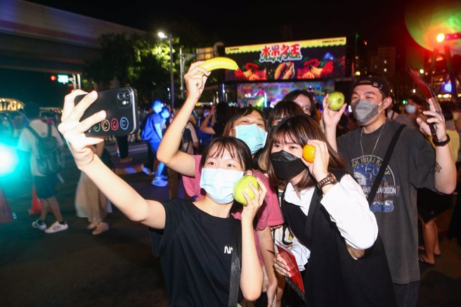 今年士林的白昼之夜吸引眾多民眾参加。（资料照，邓博仁摄）