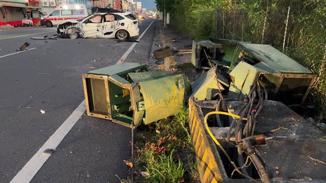 台東市更生路886巷今天清晨5點多發生小貨車及轎車對撞車禍，事故車輛與路旁變電箱毀損。（民眾提供／蔡旻妤台東傳真）