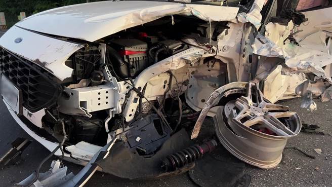 台東市更生路886巷今天清晨5點多發生小貨車及轎車對撞車禍，事故車輛與路旁變電箱毀損。（民眾提供／蔡旻妤台東傳真）