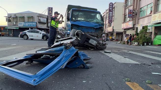 台東市更生路886巷今天清晨5點多發生小貨車及轎車對撞車禍，事故車輛與路旁變電箱毀損。（民眾提供／蔡旻妤台東傳真）