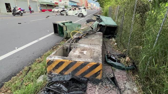 台東市更生路886巷今天清晨5點多發生小貨車及轎車對撞車禍，事故車輛與路旁變電箱毀損。（民眾提供／蔡旻妤台東傳真）