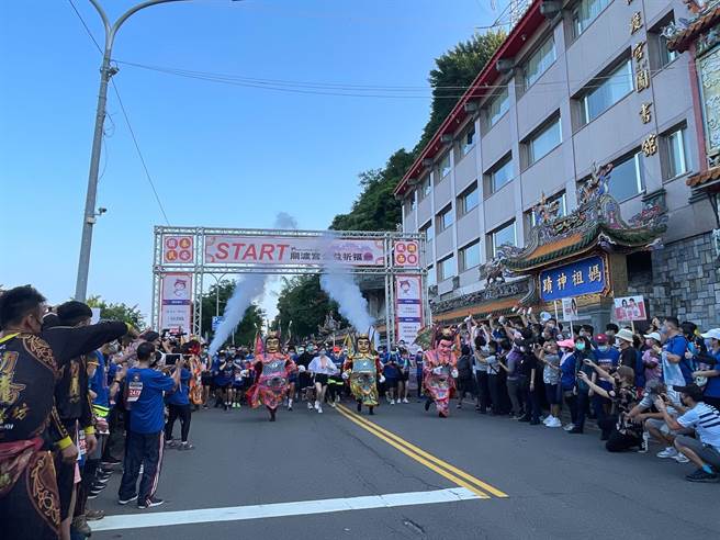 今年大会邀请音乐才女，也是孟子第73代孙女孟庆而来担任公益大使，她也带领开跑。（主办单位提供／游念育台北传真）