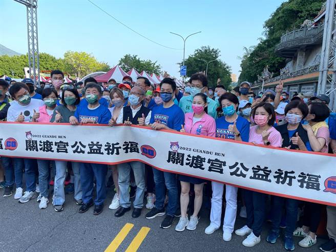参选人蒋万安、黄珊珊和陈时中，不约而同的出席「第七届关渡宫公益祈福GO」。（黄珊珊竞办提供／游念育台北传真）