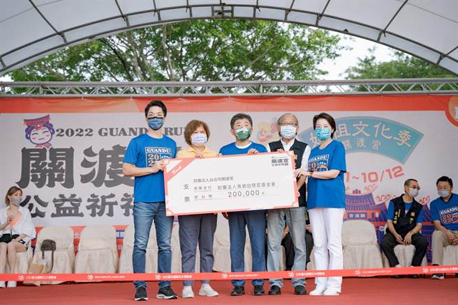 蒋万安、陈时中和黄珊珊同台同框也可以隔开。（陈时中竞办提供／游念育台北传真）