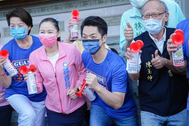 鸣枪时，蒋万安和黄珊珊中间还隔着林杏儿。（蒋万安竞办提供／游念育台北传真）