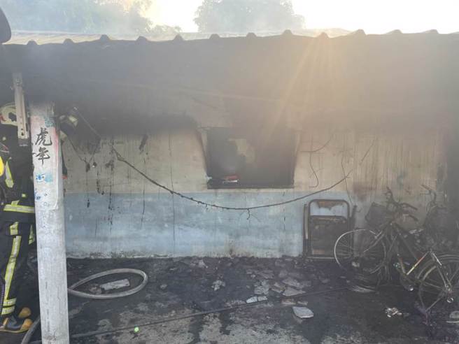 嘉义县布袋镇一处民宅今天清晨失火，消防人员抢救。（读者提供／廖素慧嘉县传真）
