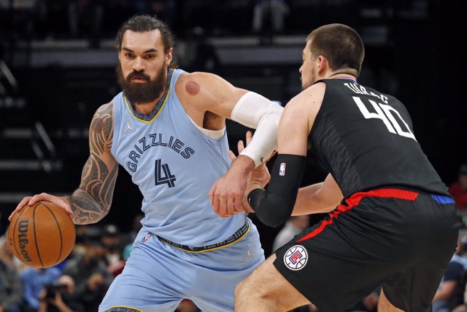 亚当斯(左)跟灰熊完成两年续约动作。(路透资料照)