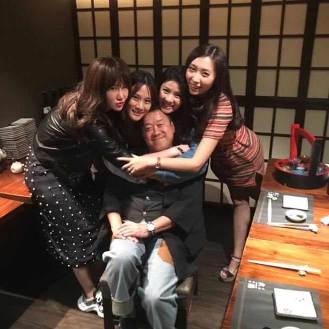 曾志伟65岁生日被4美女环绕庆祝。(图/微博)