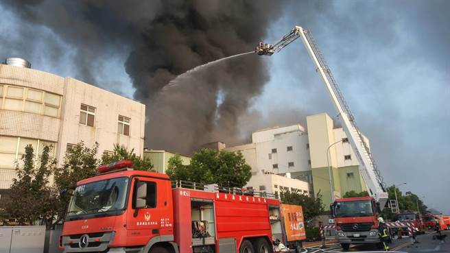 火灾现场浓烟密布。（翻摄照片／李京升苗栗传真）