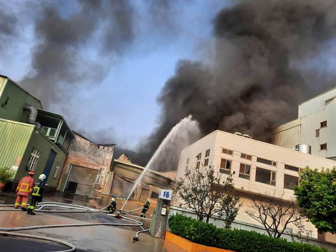 苗栗县铜锣乡中兴工业区一家塑胶工厂，2日清晨4点多传出火警。（翻摄照片／李京升苗栗传真）