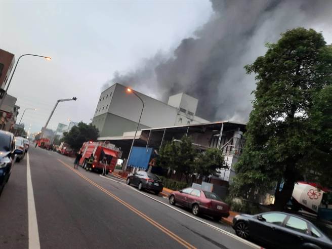 方圆3公里内都能看见火场浓烟密布。（翻摄照片／李京升苗栗传真）