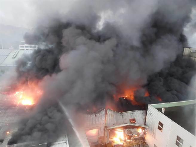 现场燃烧面积约2000平方公尺。（翻摄照片／李京升苗栗传真）