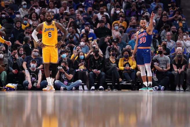 詹姆斯(左)、柯瑞的新球季首次对决未演先轰动。(路透资料照)