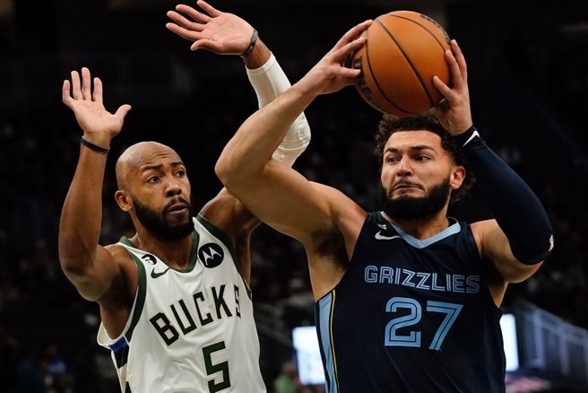 灰熊前锋罗迪(右)运球突破对方防守上篮。(美联社)